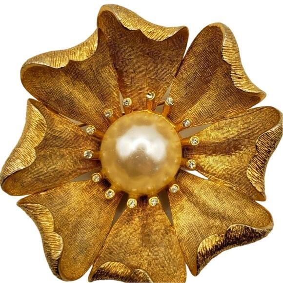 Large Retro Flower Brooch Faux Pearl Gold Tone Statement Petals Pin Vintage 60s - Picture 2 of 7